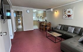 Blue Whale Motor Inn & Apartments